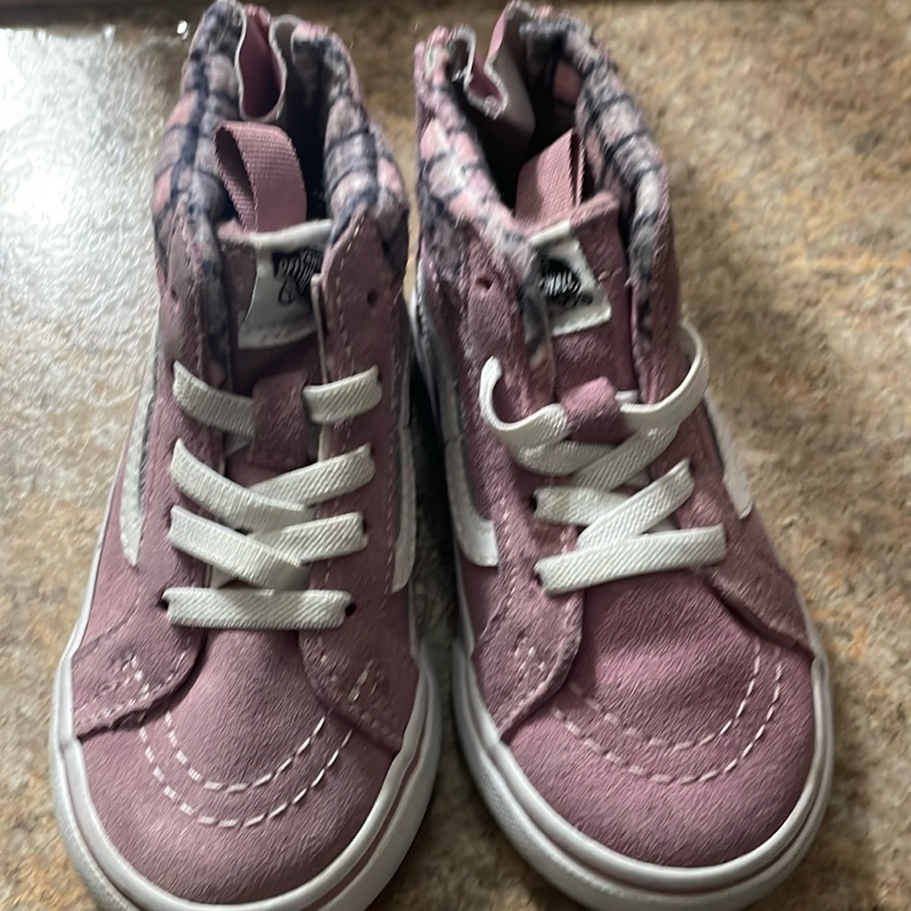 Girls sneakers
